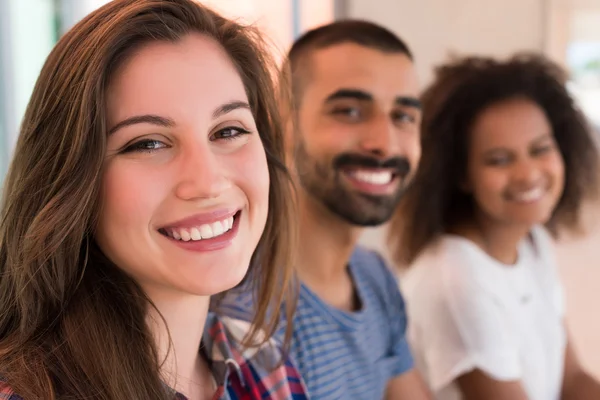 Elever i skolan campus — Stockfoto