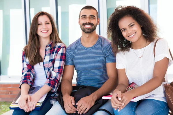 Studenten in de school campus — Stockfoto