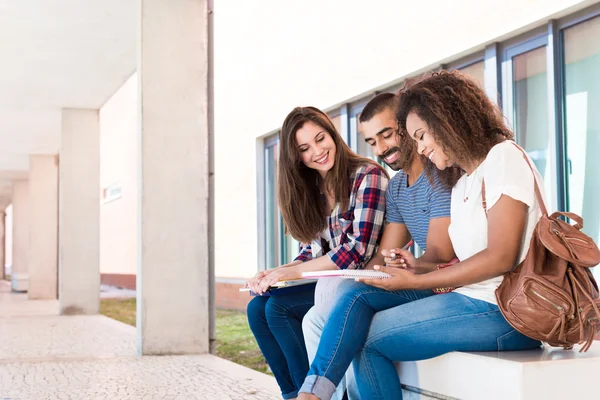 Studenten in de school campus — Stockfoto