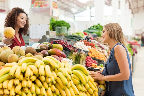 Nők gyümölcs kereskedelmi — Stock Fotó