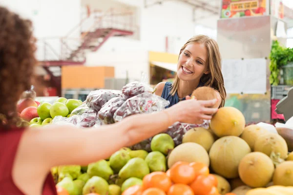 Donne che commerciano frutta — Foto Stock