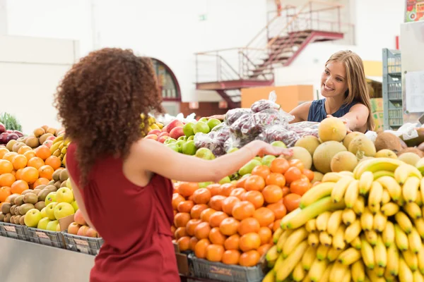 Donne che commerciano frutta — Foto Stock