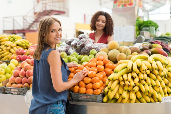 Kvinnor handel frukter — Stockfoto