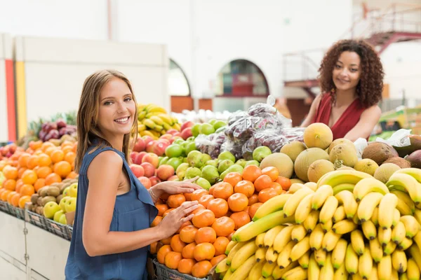 Donne che commerciano frutta — Foto Stock