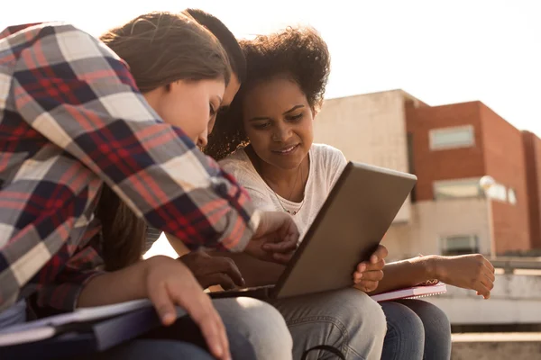 Студенты с ноутбуком в кампусе — стоковое фото