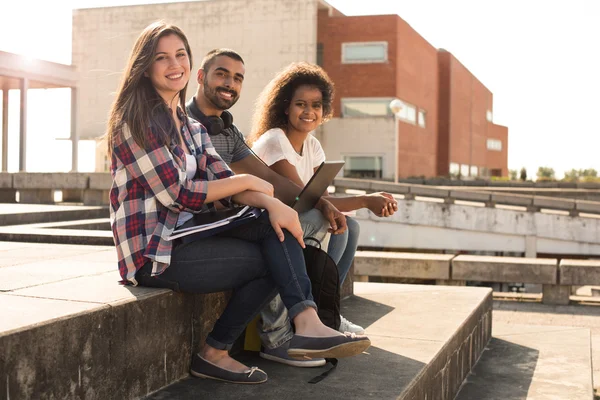 Studenten met laptop in Campus — Stockfoto