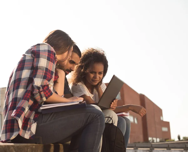 Студенты с ноутбуком в кампусе — стоковое фото