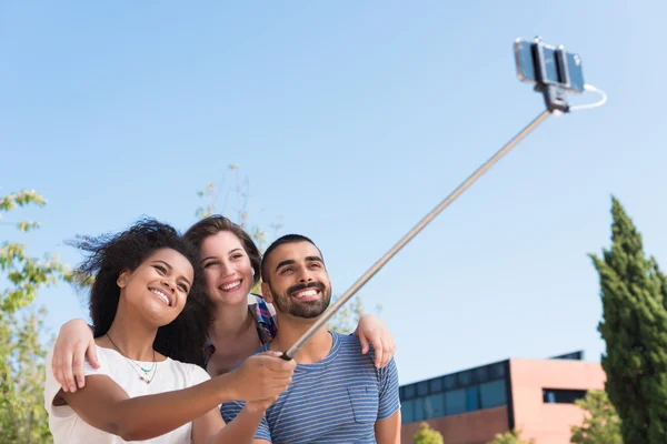 Freunde machen ein Selfie — Stockfoto