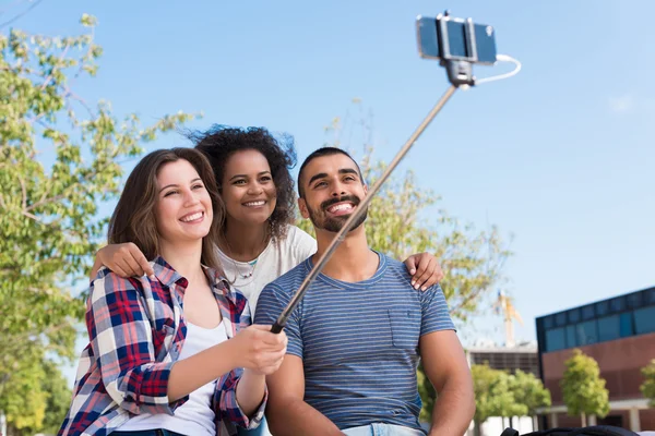 Vrienden nemen een selfie — Stockfoto