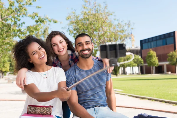 Studenti s selfie — Stock fotografie