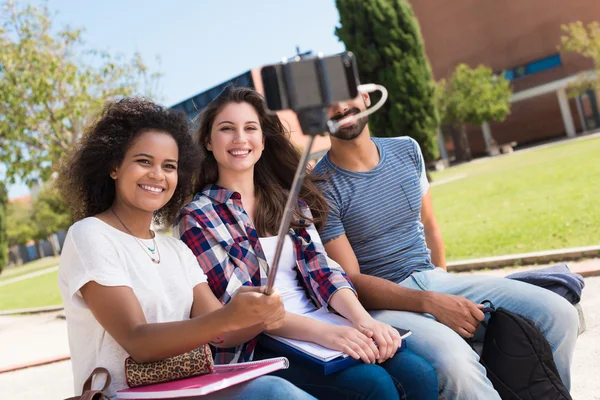 Estudantes a tirar uma selfie — Fotografia de Stock