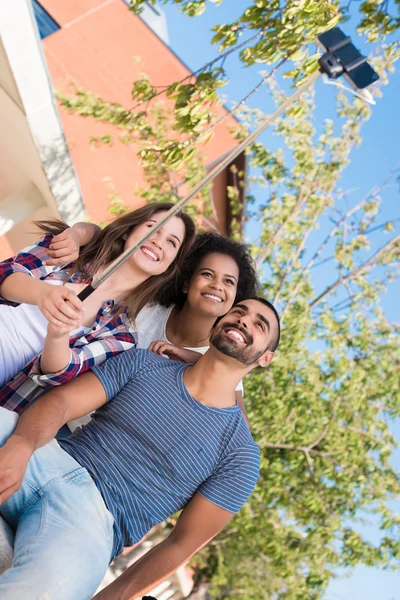 Vrienden nemen een selfie — Stockfoto