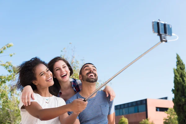 Vrienden nemen een selfie — Stockfoto