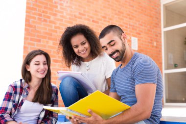 Grup öğrenci kampus içinde