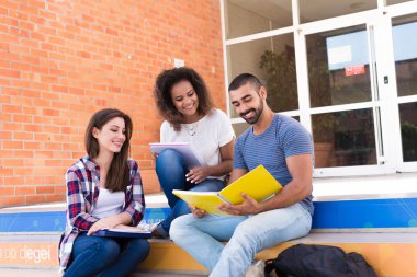 Grup öğrenci kampus içinde