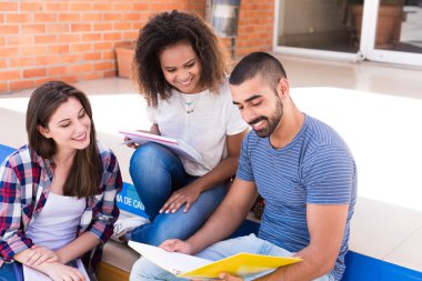 Grup öğrenci kampus içinde