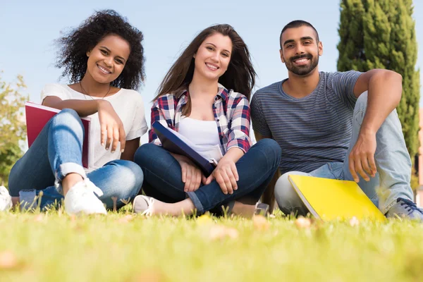 Studenten op de campus van school — Stockfoto