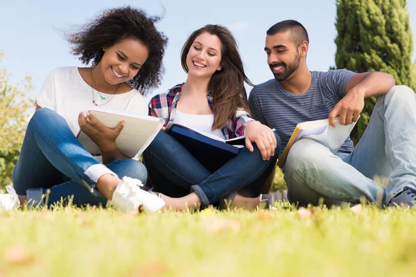 Studenten op de campus van school — Stockfoto