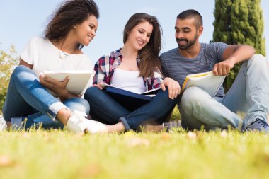 öğrenciler okul kampüsünde