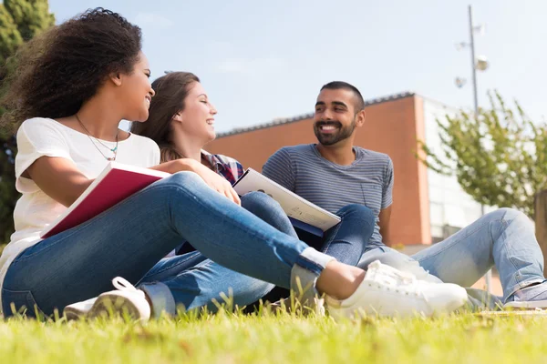 Studenten op de campus van school — Stockfoto