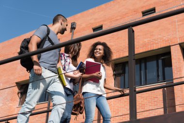 Grup öğrenci kampus içinde