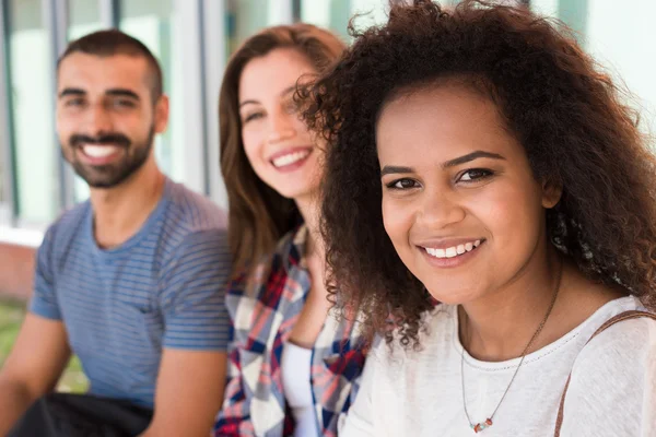 Studenten in de school campus — Stockfoto