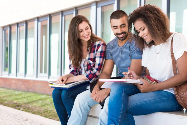 Étudiants sur le campus scolaire — Photo