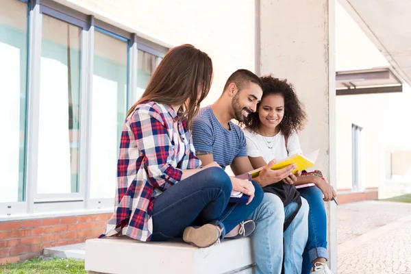 Studenten auf dem Schulcampus — Stockfoto