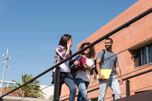 Groep studenten in Campus — Stockfoto