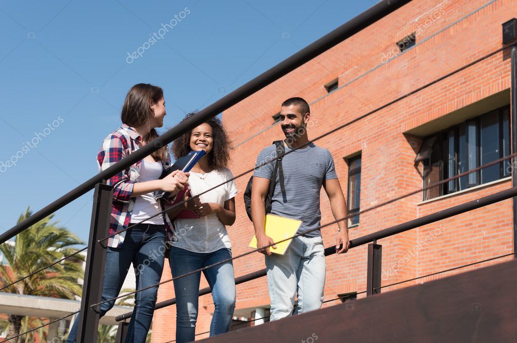 Studentengruppe auf dem Campus — Stockfoto © jolopes 80576508