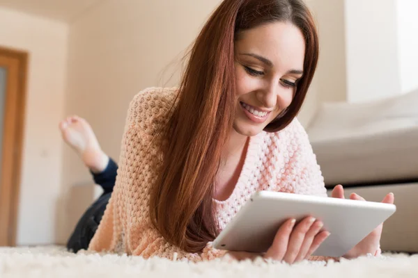 Vrouw op de verdieping met Tablet PC — Stockfoto