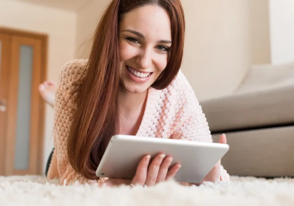 Vrouw op de verdieping met Tablet PC — Stockfoto