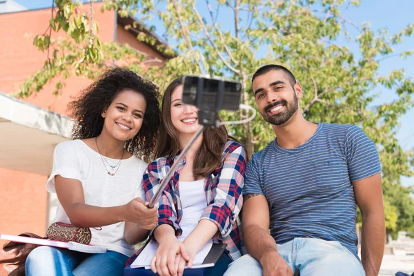 Vrienden nemen een selfie — Stockfoto