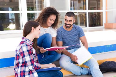 Grup öğrenci kampus içinde