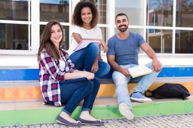 Grup öğrenci kampus içinde