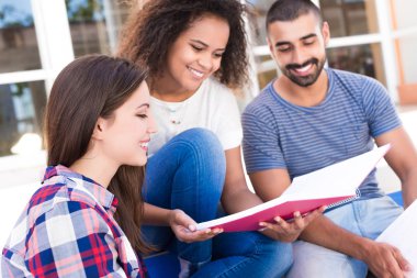 Grup öğrenci kampus içinde