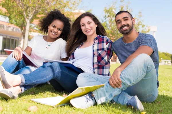 Studenten op de campus van school — Stockfoto