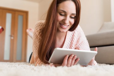 Kadın tablet ile katta