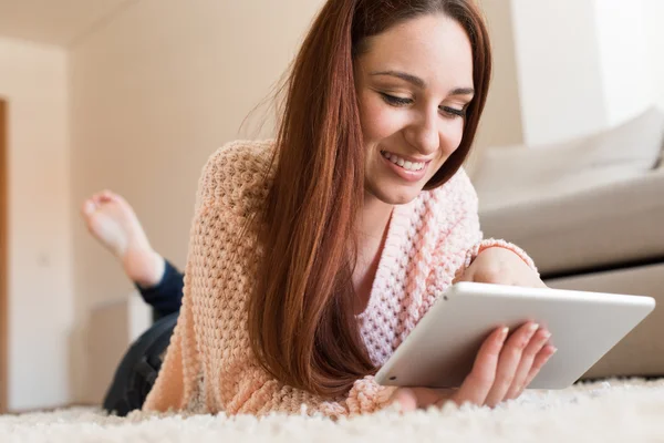 Frau mit Tablet auf dem Boden — Stockfoto