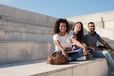 Grup öğrenci kampus içinde