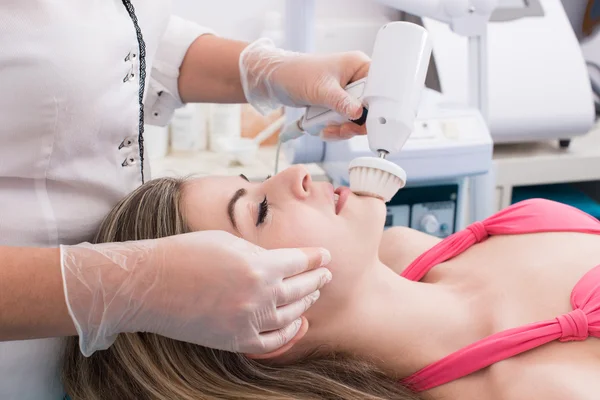 Mujer en salón de belleza — Foto de Stock