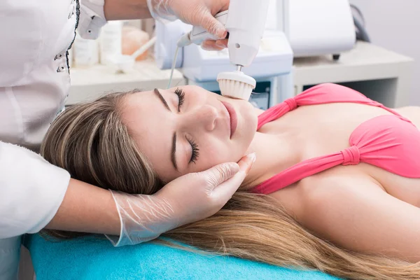 Femme dans le salon de beauté — Photo