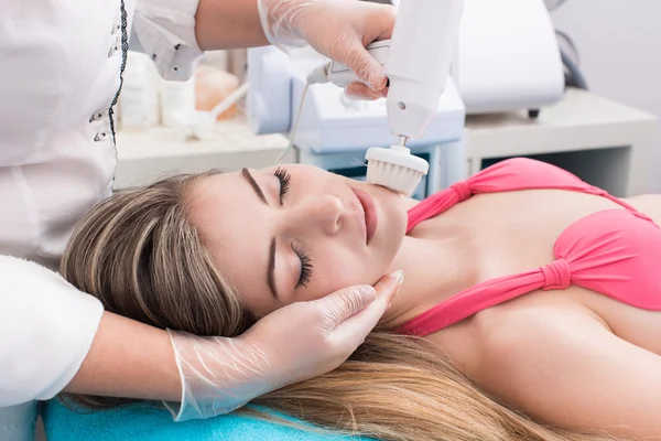 Femme dans le salon de beauté — Photo