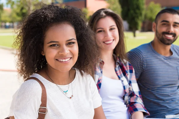 Studenten in de school campus — Stockfoto