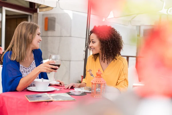 Multi-etnische vrienden bij bar's balkon — Stockfoto