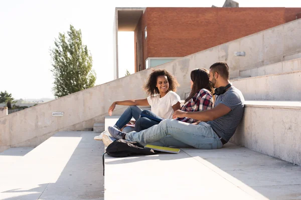 Groep studenten in Campus — Stockfoto