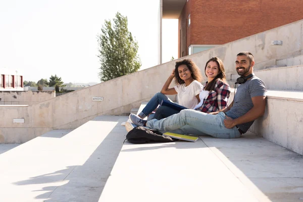 Groep studenten in Campus — Stockfoto