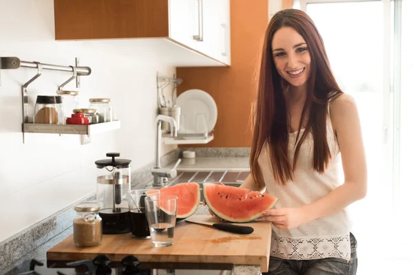 Frau isst Wassermelone — Stockfoto