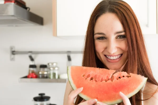 Mulher comendo melancia — Fotografia de Stock