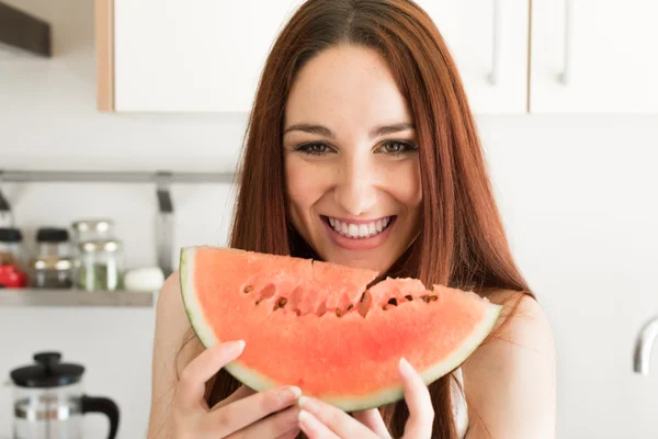 Kvinna äter vattenmelon — Stockfoto